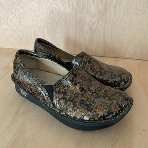 Alegria Deb 352 Floral Leather Slip-On Mules / Clog Women's Bronze / Black Shoes